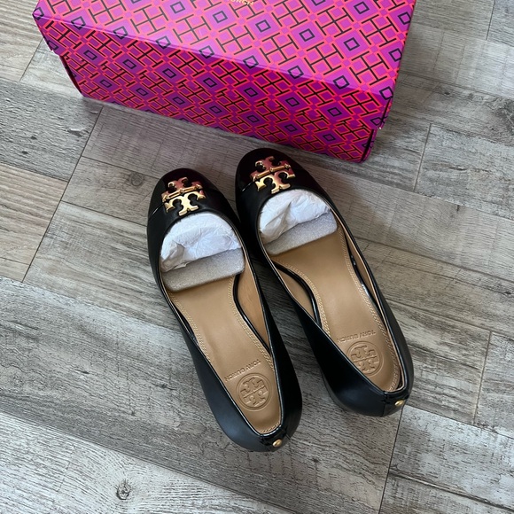 Tory Burch 50MM Pump with Gold Logo - Picture 4 of 6